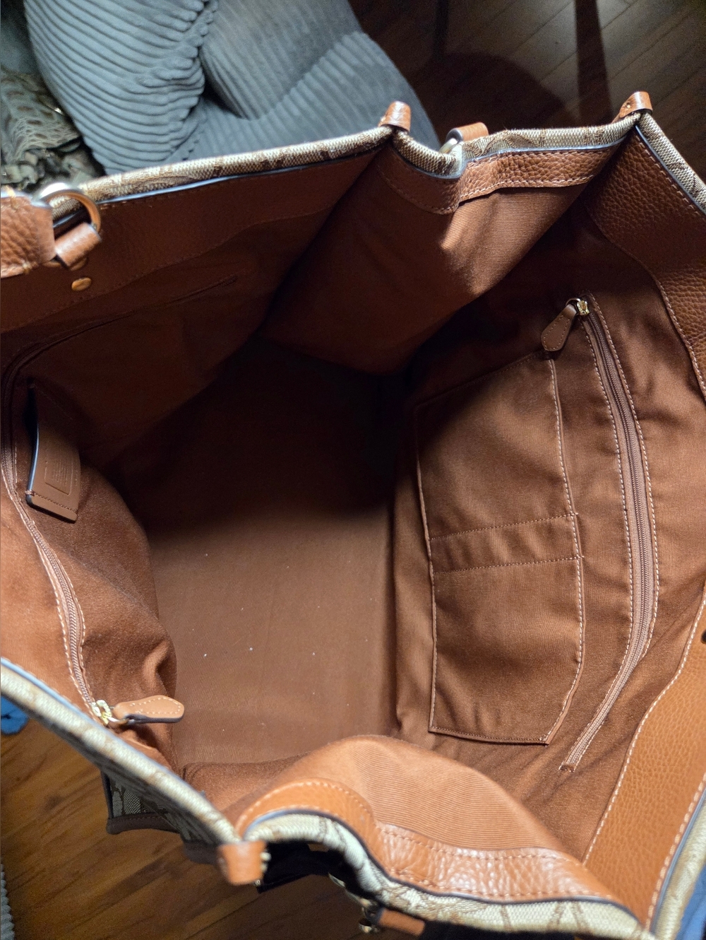 Coach Dempsey Tote Bag 40 in Signature Jacquard With Stripe And Coach Patch - Picture 8 of 8